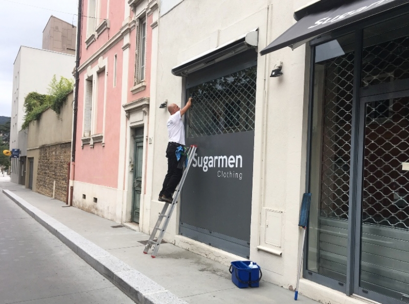 Nettoyage de vitrines de boutique à Lyon nord