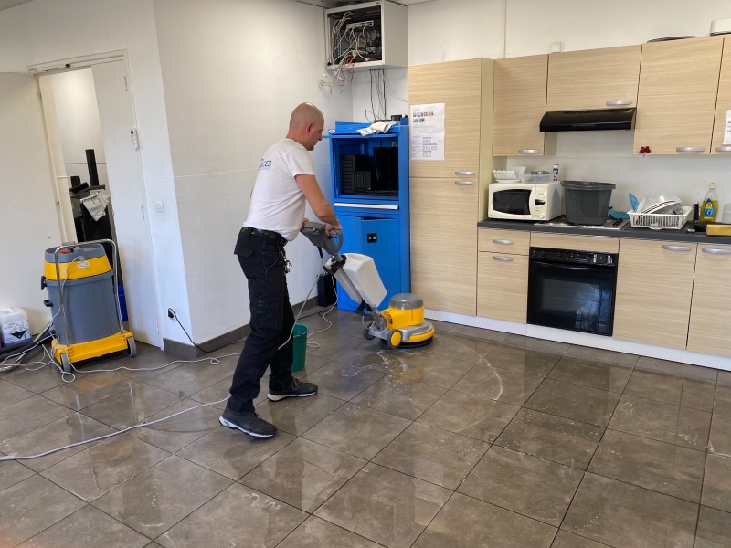Agent d'entretien pour nettoyage de salle de restauration en entreprise à Lyon