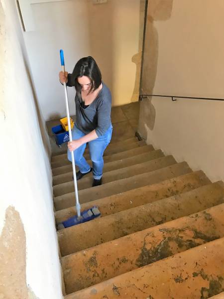 Nettoyage d'une montée d'escaliers à Couzon au Mont d'Or