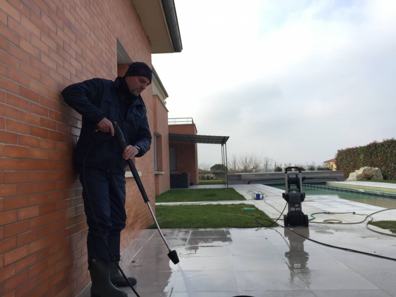 Société experte en nettoyage de terrasse en carrelage extérieur à Lyon