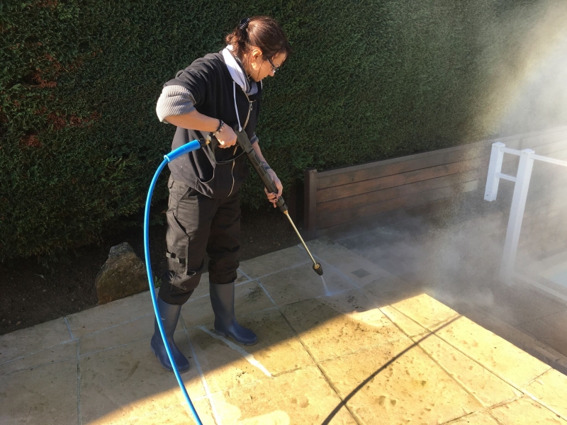 Nettoyage des sols terrasse avec nettoyeur haute pression à Lyon